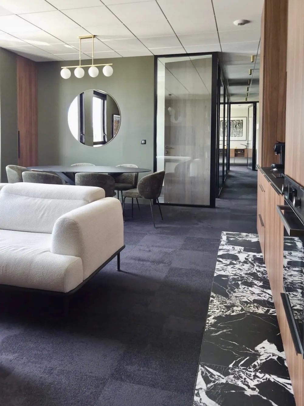 Espace détente de bureaux entretenu